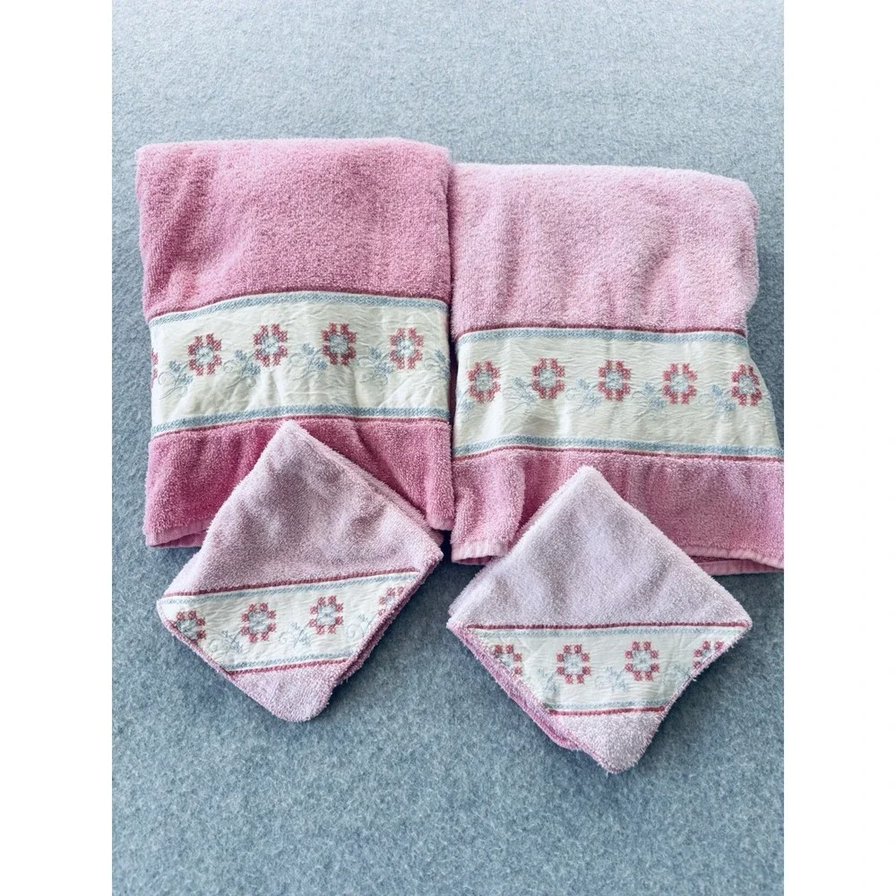 Vintage Letters Inc Bath‎ Towels & Washcloths Pink Satin Embroidered Trim Floral